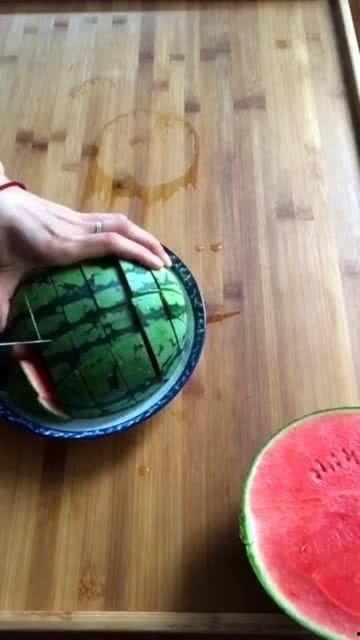 小学生切瓜吃视频,趣味视频教你轻松吃瓜