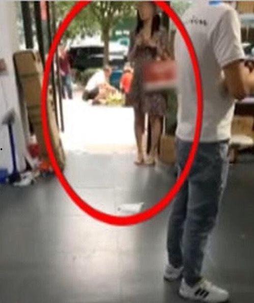 吃瓜被踩进水里的视频,吃瓜群众意外落水，网友热议“踩瓜”事件