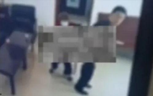 吃瓜被踩进水里的视频,吃瓜群众意外落水，网友热议“踩瓜”事件