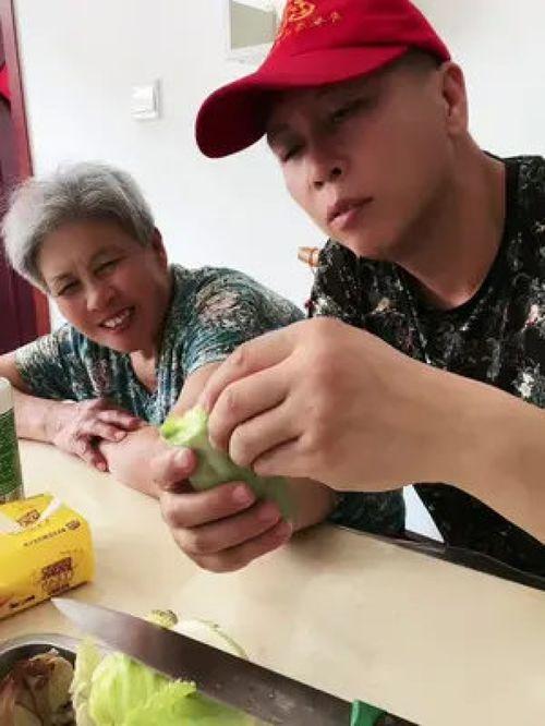 妈妈吃瓜搞笑视频下载,欢乐瞬间，温馨回忆