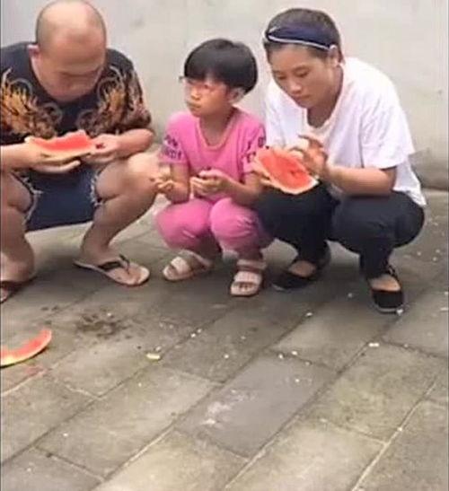 一家人三口吃瓜视频,共享夏日清凉时光
