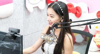 美女摸鱼吃瓜视频,趣味横生短视频走红网络