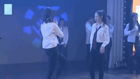 外国跳舞吃瓜女生视频,外国女生热舞视频走红网络