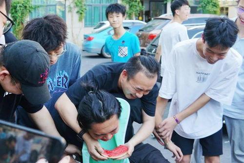 学生跳舞吃瓜视频,学生跳舞吃瓜视频走红网络