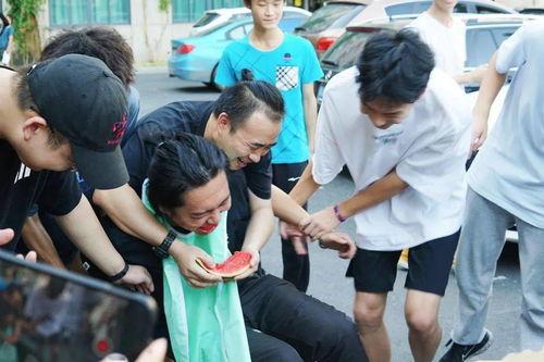 学生跳舞吃瓜视频,学生跳舞吃瓜视频走红网络