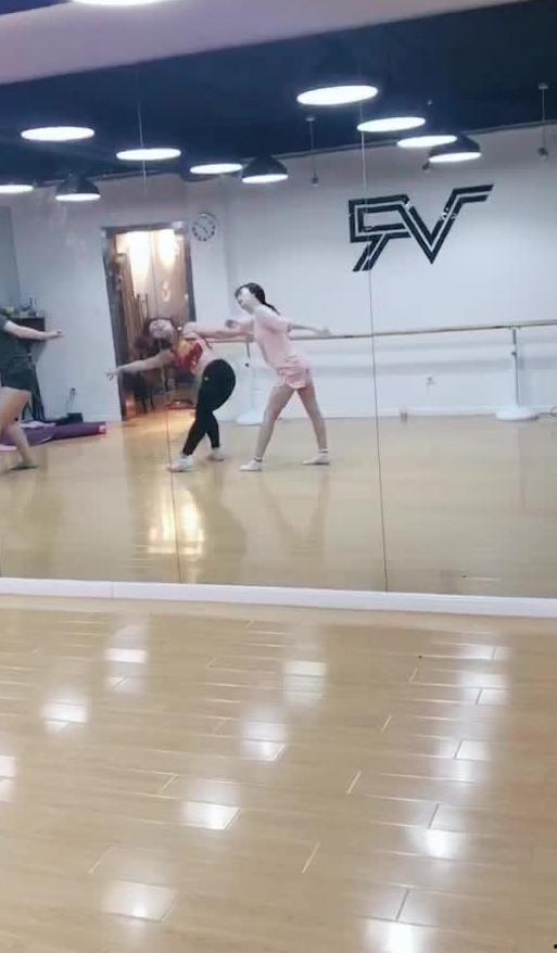 常州跳舞吃瓜视频最新,围观群众吃瓜不停，一幕幕欢乐瞬间引网友热议