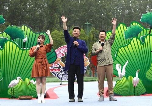 常州跳舞吃瓜视频最新,围观群众吃瓜不停，一幕幕欢乐瞬间引网友热议