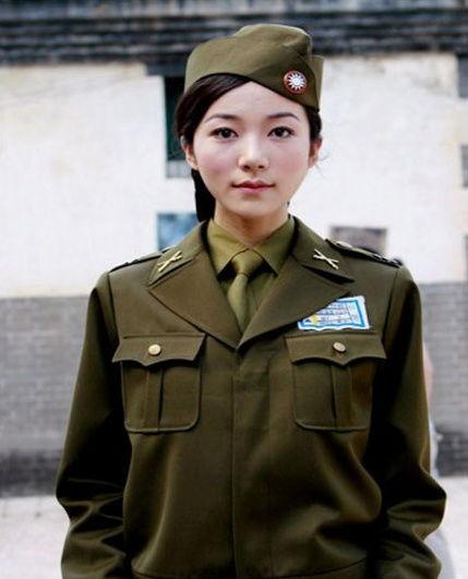穿军装的女的吃瓜视频播放,军姿飒爽，瓜香四溢