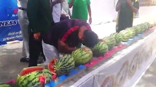 摆摊男网红吃瓜视频大全,趣味视频全集来袭