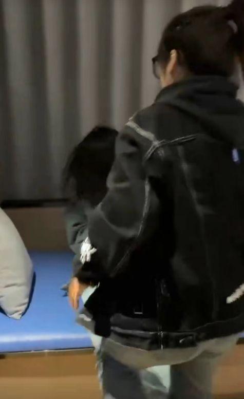 吃瓜女的拦车男的暴打视频,现场视频引发热议